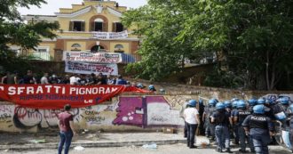 Copertina di Roma, blitz di studenti e movimenti per la casa per occupare un’ex scuola: sgomberati dalla polizia