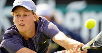 Copertina di Paura per Jannik Sinner: si fa male a 10 giorni da Wimbledon, ritiro contro Bublik ad Halle