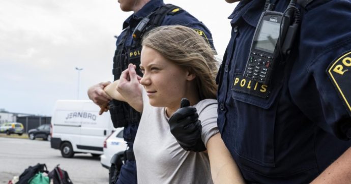 Greta Thunberg arrestata a Malmoe, stava partecipando al blocco per protesta di cinque petroliere