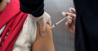 Copertina di Finte vaccinazioni Covid per ottenere il green-pass: la Procura di Ravenna chiede il rinvio a giudizio di 227 persone