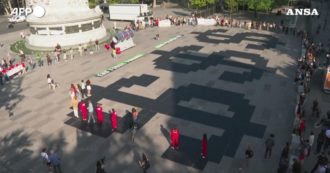 Copertina di Simboli del dollaro giganti disegnati a terra in Place de la République a Parigi: l’azione degli attivisti per il clima contro i combustibili fossili