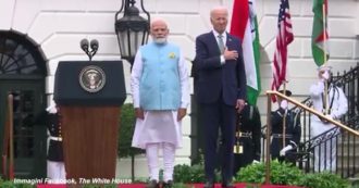 Copertina di Nuova gaffe di Biden: mette la mano sul cuore durante l’inno indiano. Poi la ritira – Video