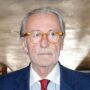 Copertina di “I musulmani sono una razza inferiore”: Vittorio Feltri sospeso per quattro mesi dall’Ordine dei giornalisti