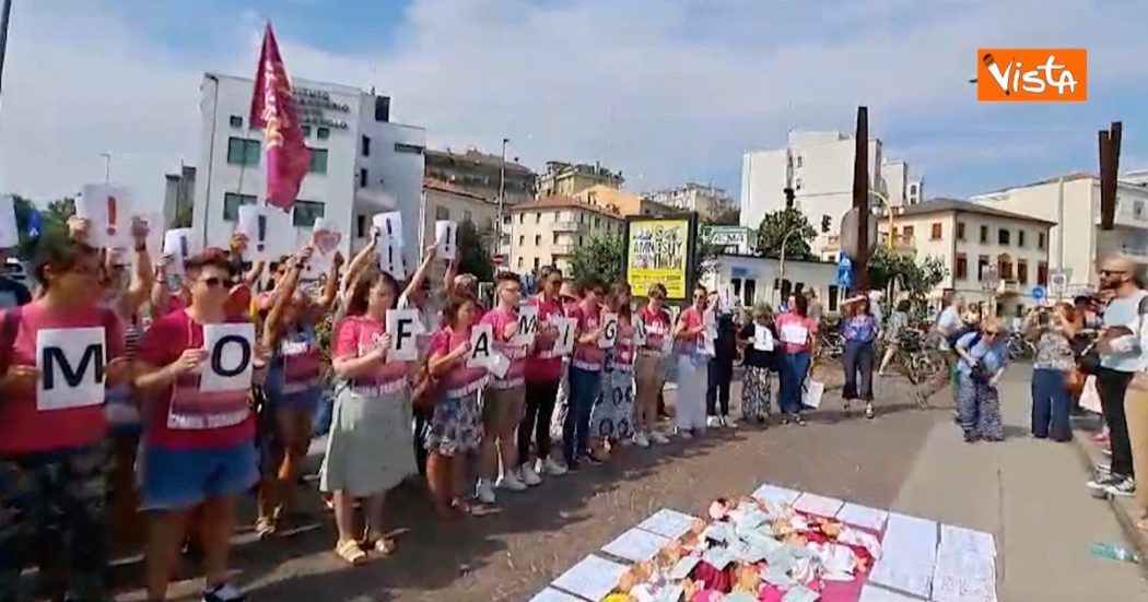 “Siamo famiglia”: il sit-in silenzioso delle mamme arcobaleno davanti al tribunale di Padova