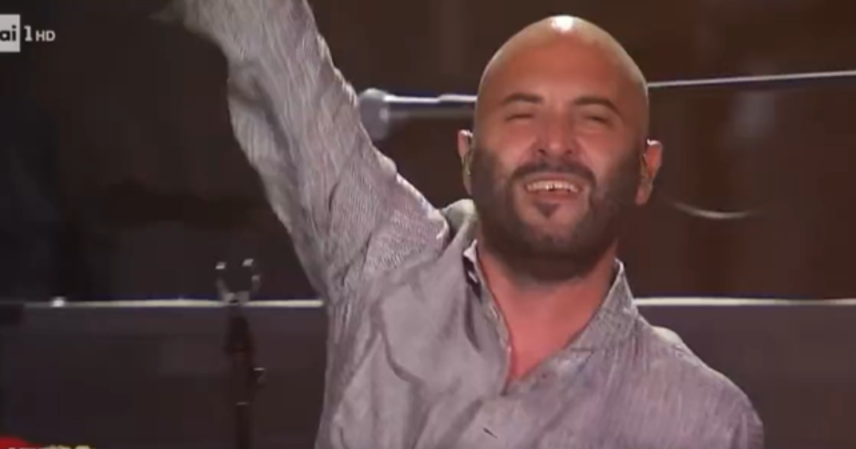 Italia Loves Romagna, Giuliano Sangiorgi dal palco: “Fate sentire tutto il vostro amore alle Marche”. Ma è davvero una gaffe?