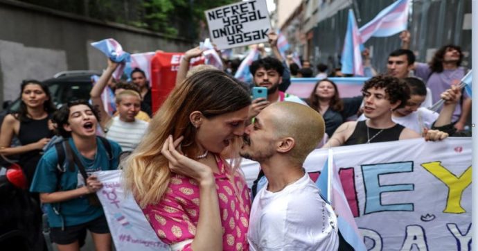 Istanbul, bloccato il corteo del Pride. 113 manifestanti fermati dalla Polizia, quaranta gli arresti