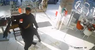 Copertina di Chef rapito in Ecuador, in un video il blitz nel ristorante: l’uomo viene portato via da due uomini armati