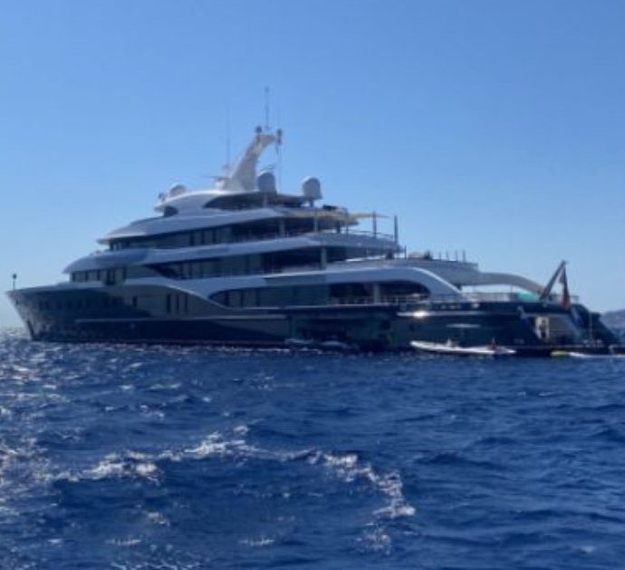 Napoli vieta l’ingresso in porto al mega yacht di Bernard Arnault: “È troppo grande”. E il miliardario se ne va