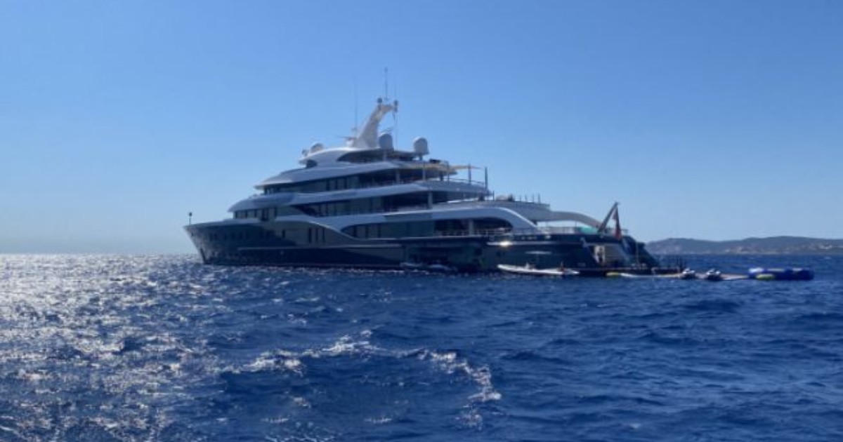 Il super yacht del miliardario Arnault “respinto” a Napoli: troppo