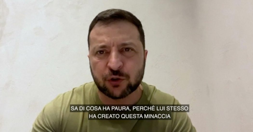 Zelensky in un videomessaggio in russo: “Putin spaventato, lui stesso ha creato questa minaccia”