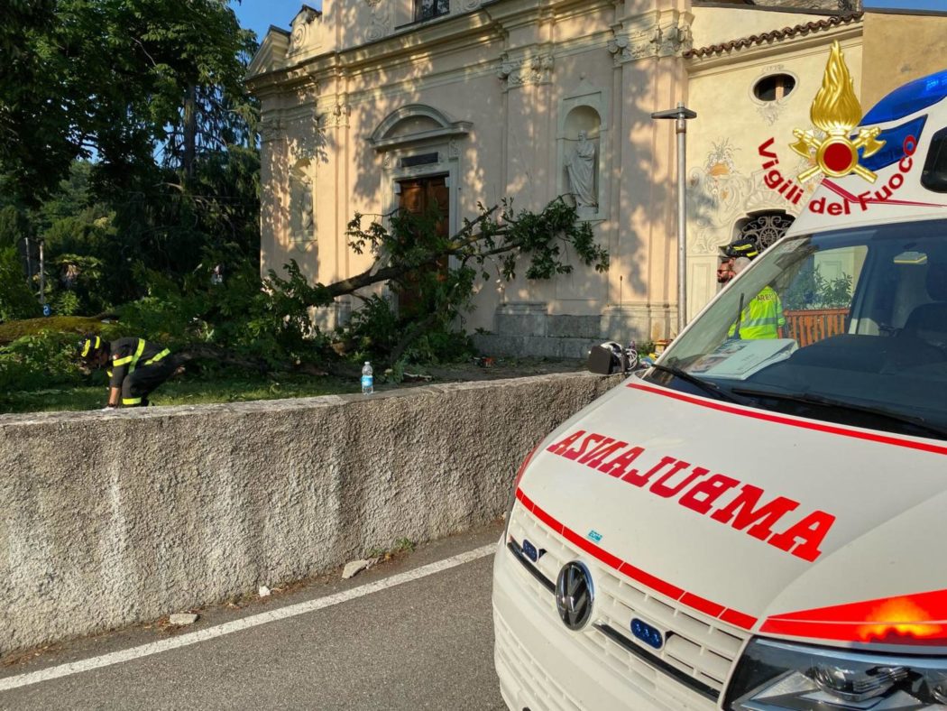 Un albero è caduto su un gruppo di persone in un oratorio a Luino, nel Varesotto, ferendo gravemente una donna e una bambina di 7 anni, 26 giugno 2023. Lo riferisce Areu.   NPK   ANSA/Vigili del Fuoco   +++ATTENZIONE LA FOTO NON PUO’ ESSERE PUBBLICATA O RIPRODOTTA SENZA L’AUTORIZZAZIONE DELLA FONTE DI ORIGINE CUI SI RINVIA+++   +++NO SALES; NO ARCHIVE; EDITORIAL USE ONLY+++