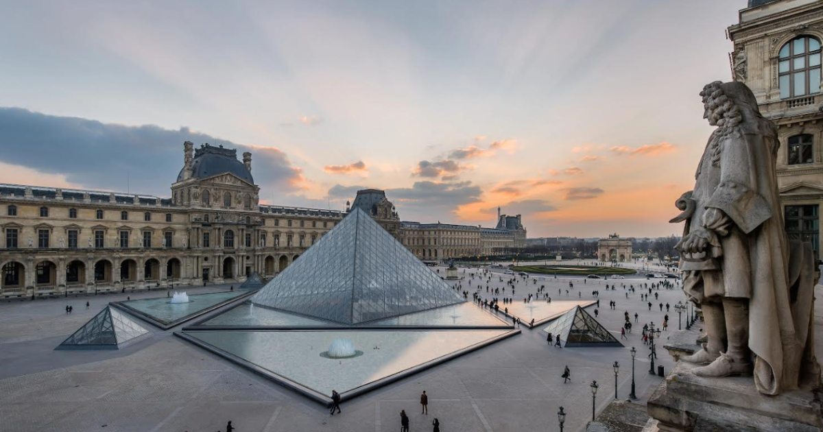 Il Museo del Louvre palcoscenico d’eccezione per “I fantasmi di Napoli”: a Parigi arriva l’atmosfera partenopea, tra musica e citazioni di De FIlippo