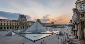 Copertina di Il Museo del Louvre palcoscenico d’eccezione per “I fantasmi di Napoli”: a Parigi arriva l’atmosfera partenopea, tra musica e citazioni di De FIlippo