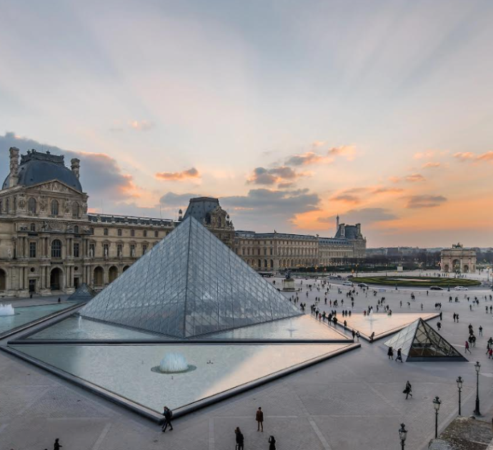 Il Museo del Louvre palcoscenico d’eccezione per “I fantasmi di Napoli”: a Parigi arriva l’atmosfera partenopea, tra musica e citazioni di De FIlippo