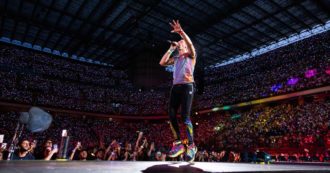Copertina di Coldplay a San Siro, Chris Martin omaggia Milano con “O mia bela Madunina”: pubblico in delirio. Sugli spalti anche Gwyneth Paltrow – VIDEO