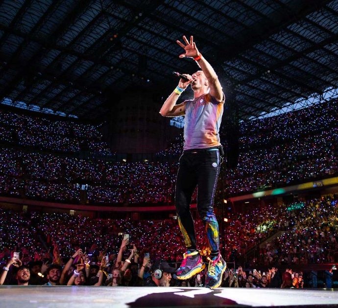 Coldplay a San Siro, Chris Martin omaggia Milano con “O mia bela Madunina”: pubblico in delirio. Sugli spalti anche Gwyneth Paltrow – VIDEO