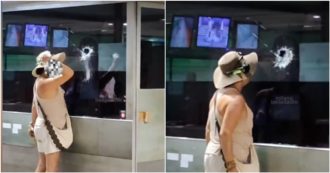 Copertina di Milano, sfonda il vetro del gabbiotto Atm della fermata Porta Garibaldi: il video ripreso dai passanti