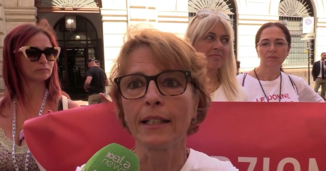 Opzione donna, le lavoratrici protestano davanti al ministero: “Va ripristinata. Meloni all’opposizione la sosteneva, siamo deluse”