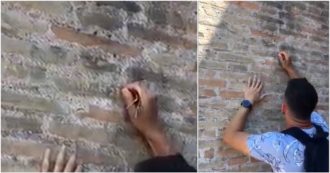 Copertina di Turista sfregia il Colosseo per fare un omaggio alla fidanzata. Il gesto ripreso in un video da un altro turista, che lo insulta: “Str…”