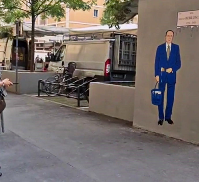 A Milano il murale con Berlusconi, l’ex leader di Forza Italia si dedica una via nella strada in cui nacque