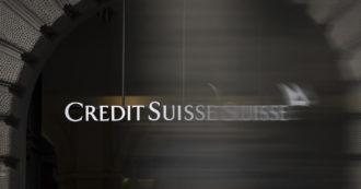 Copertina di Scocca l’ora di Credit Suisse, licenziati la metà dei dipendenti. Il numero uno di Ubs: “L’integrazione procede molto bene”