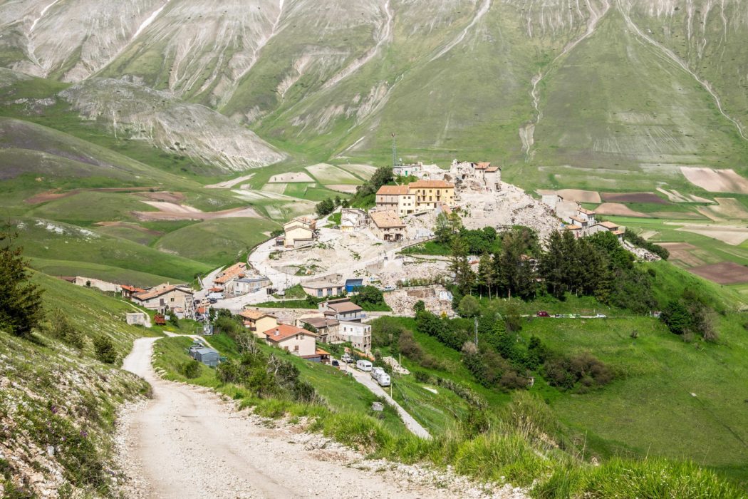 Das vom Erdbeben zerstörte Castelluccio, Piano Grande, Norcia, Nationalpark Monti Sibillini, Apennin, Umbrien, Italien