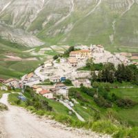 Das vom Erdbeben zerstörte Castelluccio, Piano Grande, Norcia, Nationalpark Monti Sibillini, Apennin, Umbrien, Italien