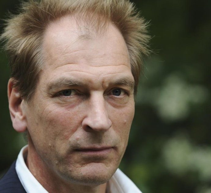 Julian Sands, sono dell’attore britannico i resti trovati sulle montagne vicino Los Angeles: era scomparso da cinque mesi