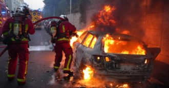 Copertina di Banlieue francesi in rivolta per la morte di un 17enne, ucciso dalla polizia: barricate e incendi nella notte. Macron: “E’ ingiustificabile”