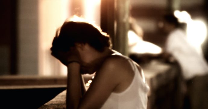 Drogata e stuprata da più di 80 uomini “ingaggiati” dal marito. Il caso svelato in Francia da Le Monde