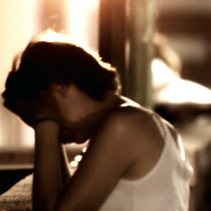 Madre di 10 figli riduce in schiavitù una donna per 25 anni: “La picchiava, le rompeva i denti con il manico di scopa e le faceva mangiare gli avanzi”