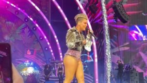Copertina di Choc al concerto di Pink: un fan le lancia addosso le ceneri della madre morta, lei interrompe l’esibizione e reagisce così – VIDEO