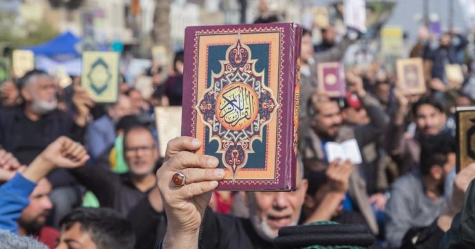 Corano bruciato davanti a una moschea a Stoccolma. Turchia: “Se la Svezia vuole entrare nella Nato non può tollerare atti del genere”