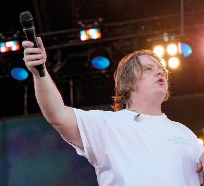 Lewis Capaldi “è un eroe”: soccorre un’anziana svenuta in strada ed attende l’arrivo dei soccorsi