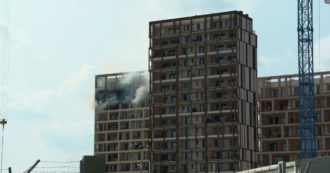 Copertina di Incendio in un palazzo a Milano: fumo dagli ultimi piani di un nuovo condominio. Le prime immagini