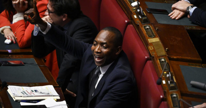 Insulti al deputato Soumahoro: l’Aula non è la Curva sud