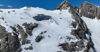 Copertina di Marmolada, a un anno dalla tragedia il fronte collassato è ancora ben visibile: le immagini dal drone