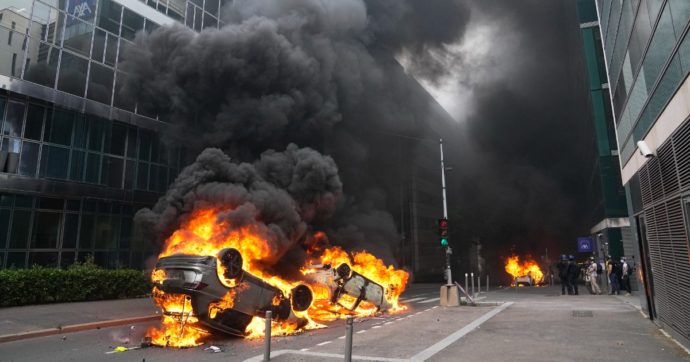 Nanterre, rivolta durante marcia per il 17enne ucciso dalla polizia: scontri e auto in fiamme. Bus e tram fermi dalle 21 per l’ordine pubblico