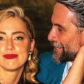 Amber Heard paparazzata insieme a Luca Calvani. Gli abbracci e la pizza insieme, lui dice: “Lei è magica”