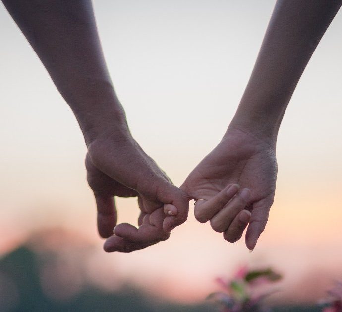 “Quando amate fateci caso”: le 15 regole della psicoterapeuta di coppia per un amore felice. O per rimettersi in gioco