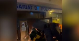 Copertina di Continuano le proteste in Francia dopo l’uccisione di un diciassettenne da parte della polizia. Assaltato un commissariato nella notte