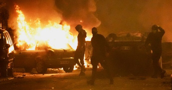 Arrestato il poliziotto che ha sparato al 17enne a Nanterre. Almeno 150 fermati negli scontri in Francia: attaccato un carcere