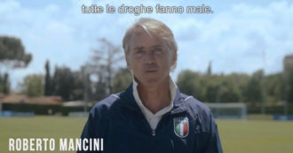 Copertina di Roberto Mancini, lo spot contro “tutte le droghe” scatena i social: “L’ho visto e mi è venuta voglia di drogarmi, fatela girare”