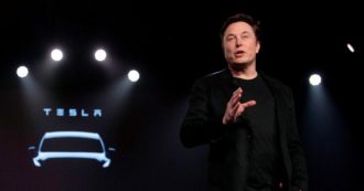 Copertina di Musk intervista Trump su X. Il miliardario appoggia la corsa dell’ex presidente contrario ai sussidi alle e-car, mentre Tesla ne beneficia