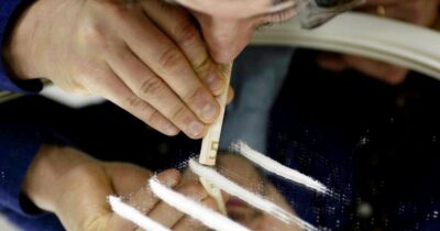 Copertina di Il figlio sniffa cocaina e la madre lo prende a schiaffi, pugni e bastonate: 54enne in ospedale