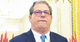 Copertina di Miccichè, “neve” con l’auto blu e il lampeggiante