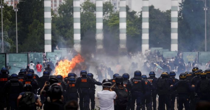 Banlieue a ferro e fuoco. L’agente indagato per omicidio. Le Pen: “Stato di emergenza”