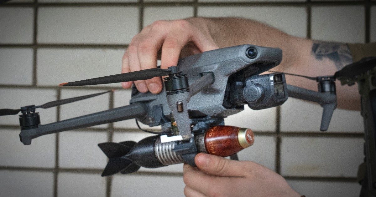 Val, l’uomo dei droni di Bakhmut: “Trasformo pezzi di uso civile arrivati dall’estero. Le bombe? Le preparo con lattine di birra o boccette di profumo”