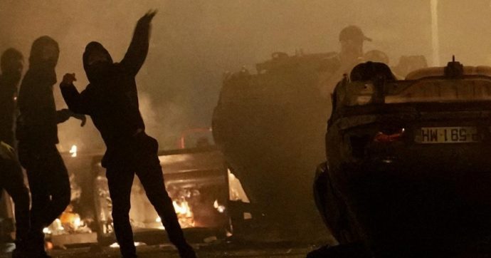 In Francia terza notte di violenze e saccheggi per l’omicidio di Nahel. Unità di crisi con Macron: “Schiereremo ancora più polizia”