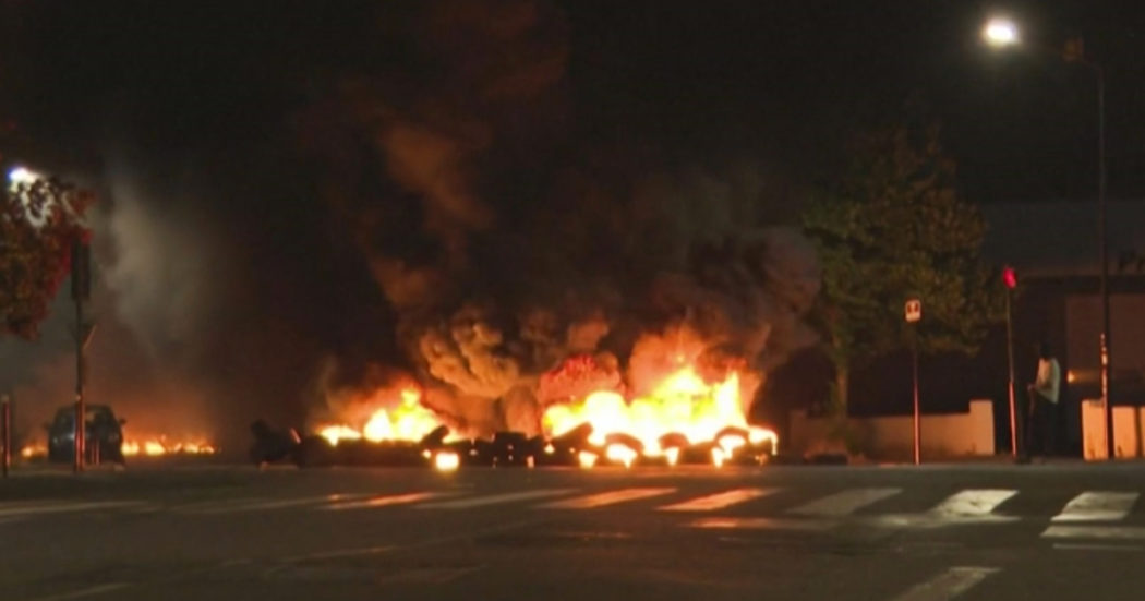 Notte di scontri e violenze a Bordeaux: bruciata una barricata fatta di pneumatici – Video